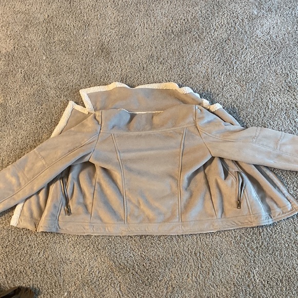 Fur jacket - Picture 3 of 3